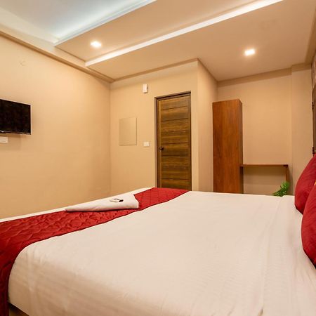 ホテル Yaad Residency Kochi エクステリア 写真